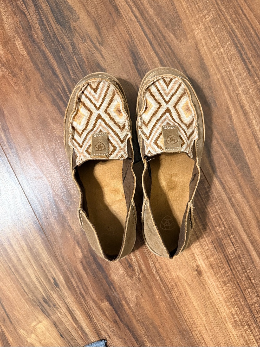 Ariat Women's Slip-On cruisers in Tan and Cream Aztec Print size 7.5